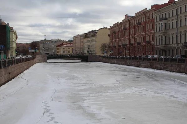 ロシアのサンクトペテルブルクで凍結したモイカ川の堤防 — ストック写真