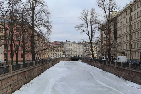 ロシアのサンクトペテルブルクで凍結したモイカ川の堤防 — ストック写真