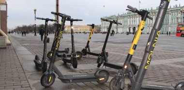  Sankt Petersburg Rusya 'daki Hermitage meydanında kiralık elektrikli scooterlar.