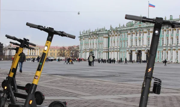 サンクトペテルブルクのエルミタージュ広場にあるレンタル電動スクーターの駐車場ロシア — ストック写真