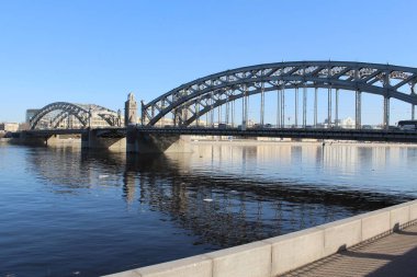 Neva nehri üzerindeki demiryolu köprüsünde öğleden sonra. Sankt Petersburg Rusya