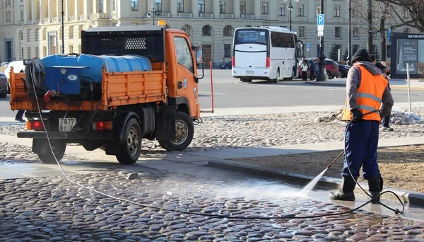 Dělník Uklízí Dlážděnou Ulici Sankt Petersburgu Rusko — Stock fotografie