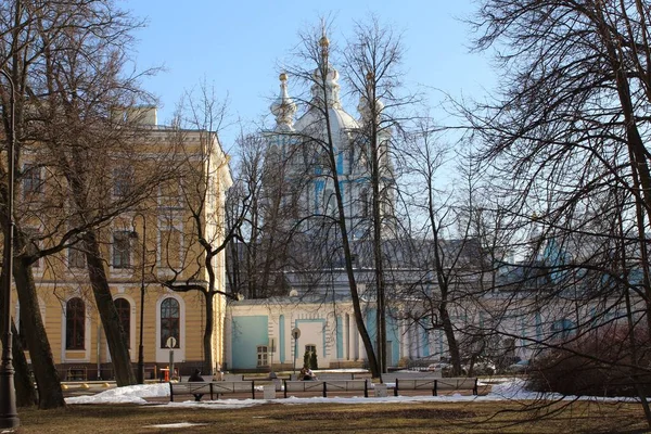Smolny公園からSmolny大聖堂を表示します 晴れた冬の日 ロシアのサンクトペテルブルク — ストック写真