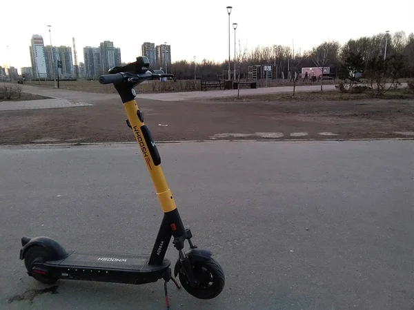 Elektrische Scooter Achtergrond Park Wolkenkrabbers Lente Reizen Vrije Tijd — Stockfoto