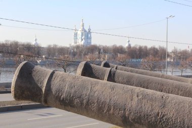 St. Petersburg 'daki Smolny Katedrali' nin önünde eski toplar