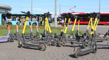  Sankt Petersburg Rusya şehir merkezine elektrikli scooter park etmiş.