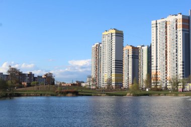 Sankt Petersburg şehir merkezinde Rusya şehir simgesi mavi gökyüzü arka planında. Ördek havuzu şehir manzaralı modern konut ve park. Şehirde yaz
