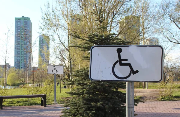 Місце Паркування Інвалідністю Знак Вимкненого Паркування Полюсі Ізольовано — стокове фото