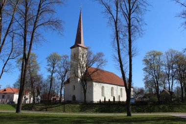 Lüteriyen kilisesi, Johvi, Estonya. Bahar. Çıplak ağaçlar.