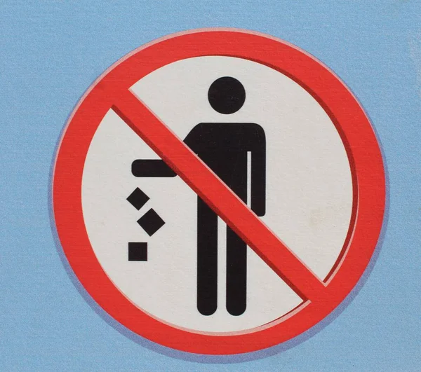 Znak Porzuca Śmieci Białym Gruncie — Zdjęcie stockowe