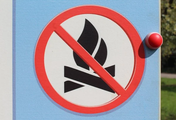 キャンプ火災の兆候はない ここで火を起こすことが禁止されていることを示す標識 ブッシュの火の季節 ドアの外に開かない炎 浜辺に火はない ライトコールドカラー 明確な兆候 高解像度画像 — ストック写真