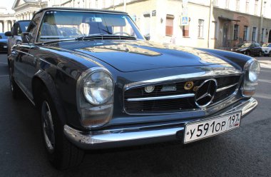 Mercedes-Benz 230SL Otomatik klasik eski Alman vintage aracı park yerinde mavi renkli