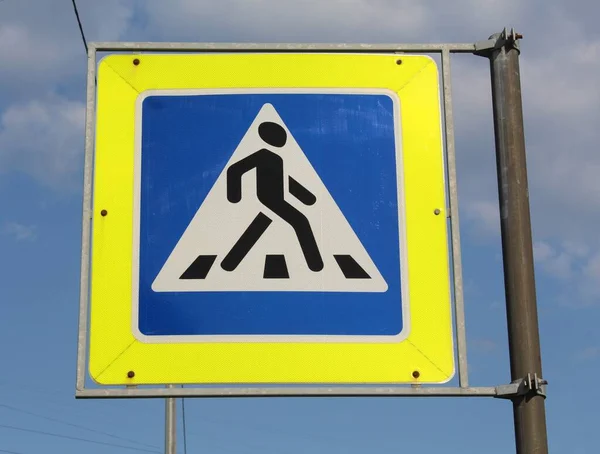 Sinal Travessia Pedestres Azul Branco Amarelo Fundo Céu — Fotografia de Stock