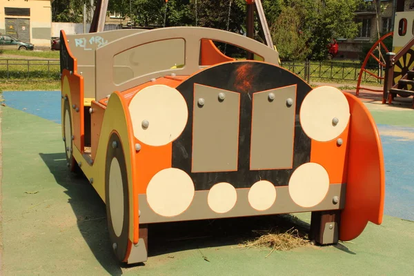 孩子们的木车在操场上 松软颗粒橡胶操场上的汽车 — 图库照片