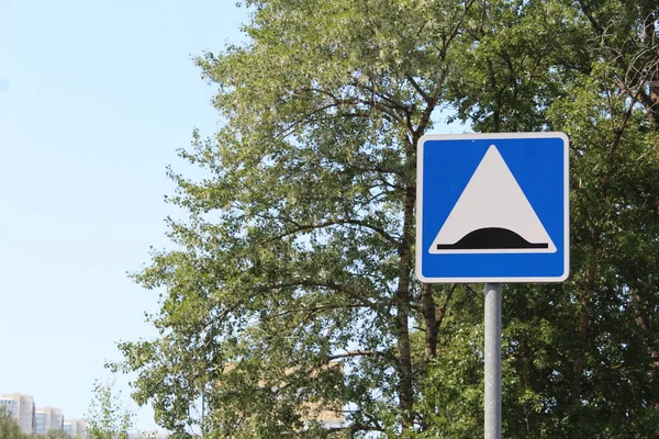 Дорожный Знак Указывающий Тормозящий Клин Дороги — стоковое фото