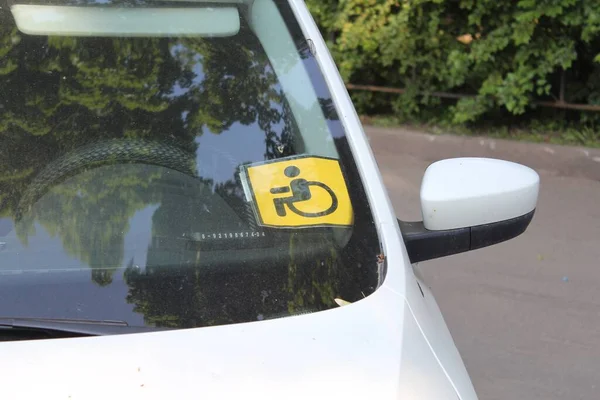 ハンディキャップのためのフロントガラスの駐車標識 ハンディキャップサイン フロントガラスの駐車許可証 駐車場のハンディキャップ指定駐車場標識 — ストック写真