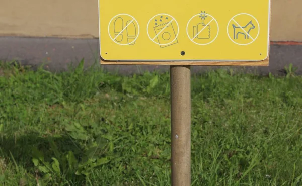 Многие Запретные Знаки Одном Плакате Летнем Парке — стоковое фото