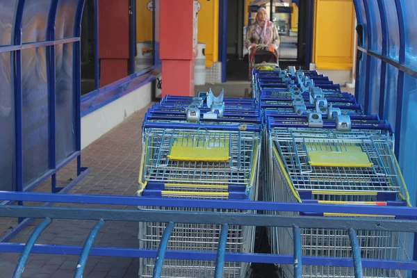 Einkaufswagen Die Einem Einkaufswagen Vor Einem Supermarkt Abgestellt Sind — Stockfoto