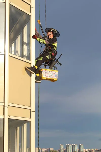 stock image Washing machine washing windows of high rise building, high risk job