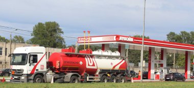  LUKOIL durağan ikmal kamyonu, LUKOIL benzin istasyonundaki benzin depolarını dolduruyor.