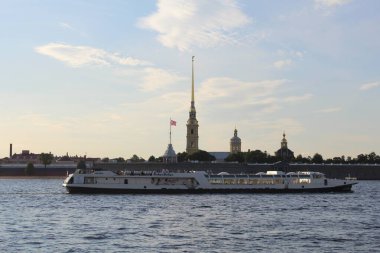 St. Petersburg, Rusya. Peter ve Paul Kalesi 'nin önündeki Neva Nehri' ni geçen turistli gemi..
