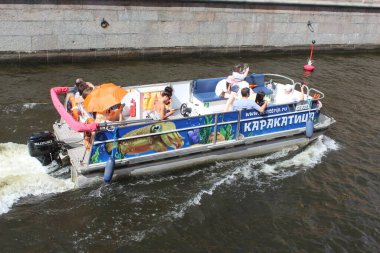 Griboyedov Kanalı ve bir turist teknesi. St. Petersburg, Rusya