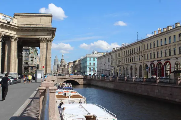 Saint-Petersburg 'daki Griboedov Kanalı yaz manzarası.