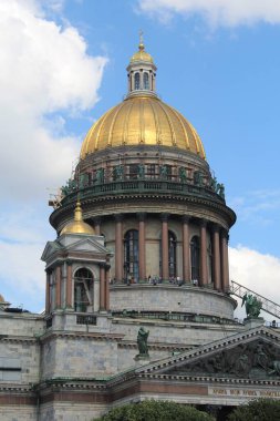 Aziz Petersburg. - Rusya. Güneşli bir yaz gününde St. Isaac Katedrali. St. Isaac Meydanı 'nda leylak çiçeği. Çiçekli leylakların arka planında Aziz Isaac Katedrali var. St. Petersburg Mimarisi