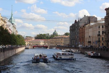 Aziz PETERSBURG, RUSSIA - 08 15 2023 Griboedov kanalı gezici tekneleri ve Kanlı Kurtarıcı Kilisesi ile. St. Petersburg kanallarını gezmek çok popüler bir turistik merkezdir.