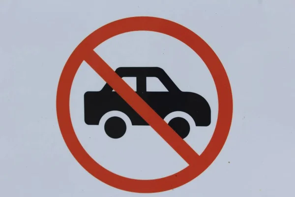 Znaki Drogowe Zabronione Dla Samochodów Skraju Łąki — Zdjęcie stockowe