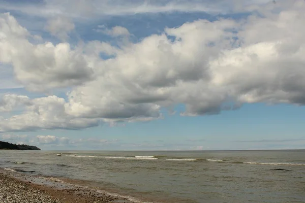 Denizin Üzerindeki Kasvetli Gökyüzü Ufukta Yağmur Bulutları Görünüyor Doğa Arkaplanı — Stok fotoğraf