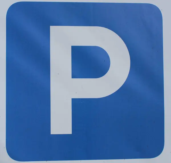 Zbliżenie Nowoczesnego Darmowe Parkowanie Znak Drogowy Miejsca Kopiowania Fotografia — Zdjęcie stockowe