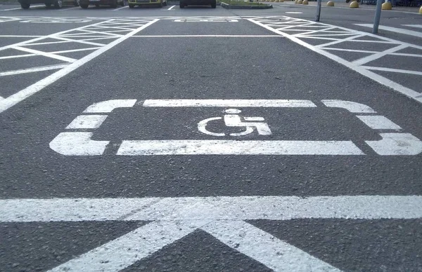 거리의 배경에 장애가 상징물 — 스톡 사진