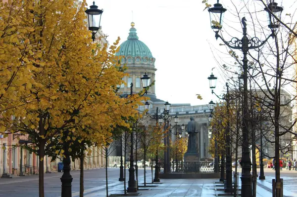 Mal 'ın Kazansky katedralindeki yerel birinin gözünden sıradan bir manzara. Konyushennaya Caddesi, Saint Petersburg, Rusya.