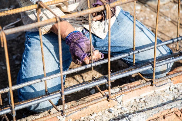 Worker Using Wire Pliers Tie Rebar Used Building Foundations — Stock Photo, Image