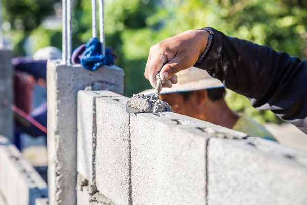 Albañilería Los Trabajadores Están Construyendo Paredes Con Bloques Cemento Mortero — Foto de Stock