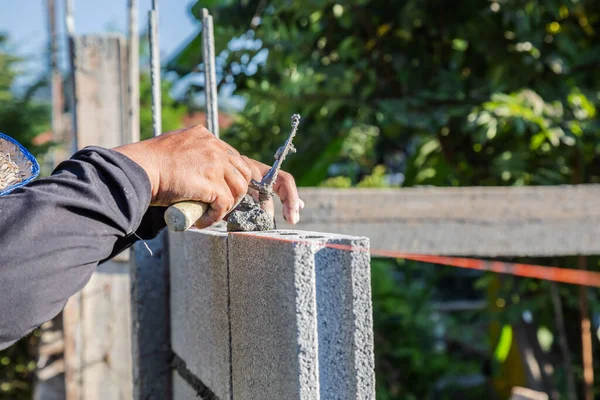 Arbeiter Bauen Mauern Mit Zementblöcken Und Mörtel Indem Sie Sich — Stockfoto