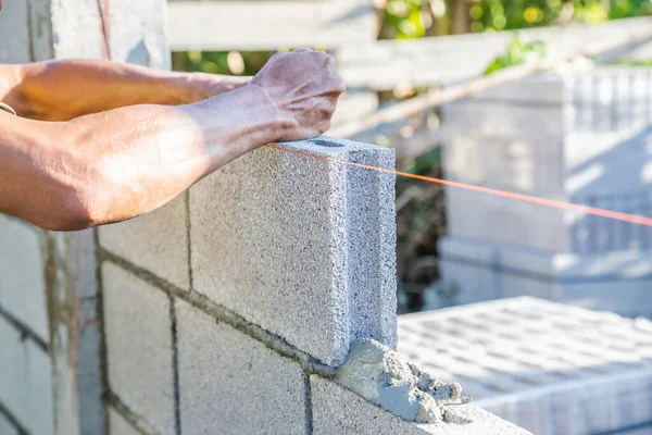 Arbeiter Bauen Mauern Mit Zementblöcken Und Mörtel Indem Sie Sich — Stockfoto