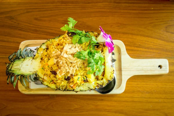 在餐馆里 菠萝在木盘上的菠萝水果中烘烤米粉 顶部视图 — 图库照片