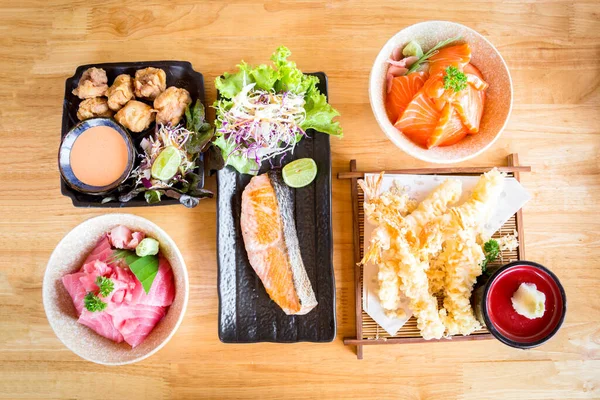 沉醉在鸡笼 盐烤鲑鱼等令人垂涎欲滴的味道中 更多的是被巧妙地摆放在一张木制桌子上 用这些畅销的日本食品照片来提升你的烹饪项目 — 图库照片