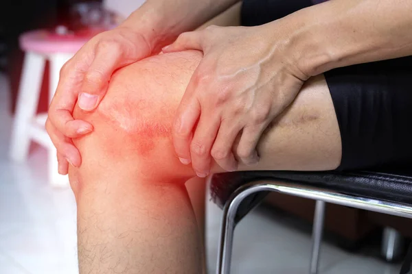 Seorang Pria Meletakkan Tangannya Lutut Karena Sakit Karena Operasi Luka Stok Gambar Bebas Royalti