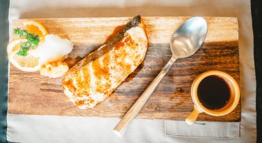 Somon yumurtası soslu ızgara somonun leziz lezzetlerinden ye. Çok lezzetli bir aşçılık şaheseri. Üst düzey bir sunumda çekildi..