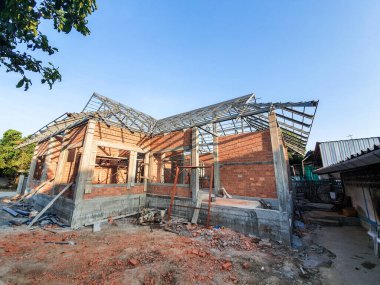 Ev inşaatı için kırmızı tuğlaları duvar olarak kullanın. Çelik çatı iskeleti Beton sütunlu.