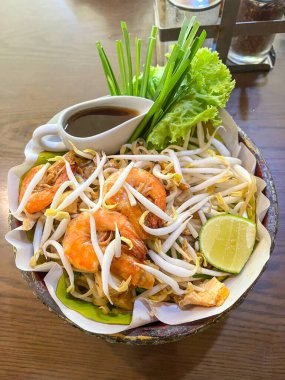 Klasik Tayland usulü karides, fasulye filizi, limon ve tamarind soslu erişte.