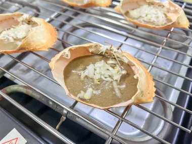 Japon lezzeti Kanimiso (yengeç ezmesi) yengeç kabuğunda ızgara, zengin, kremalı bir tat ile sıcak servis edilir..