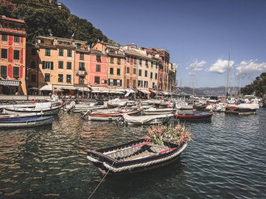 Portofino, İtalya - 8 Temmuz 2022: Küçük Bay Harbor 'da renkli evleri ve tekneleri olan güzel Portofino. Liguria, İtalya, Avrupa