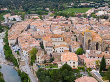 Ortaçağ şehri Aude, Occitanie 'nin havadan görünüşü. Şehir Orbieu nehri boyunca inşa edilmiştir.