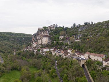 Fransa 'nın güneybatısındaki Rocamadour kasabasının hava manzarası. Kutsal Bakire Meryem 'in mabedi yüzyıllardır hacıları cezbediyor..