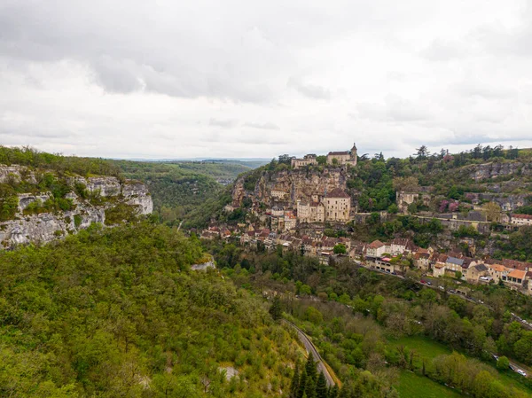 法国西南部地段地区美丽村庄Rocamadour的空中景观 它的圣母玛利亚圣地 数百年来吸引了许多朝圣者 — 图库照片