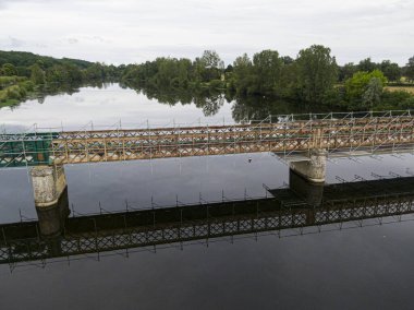 Cher nehri üzerindeki küçük bir köprünün bakım ve onarım çalışmaları için kullanılan yapı iskelesi.